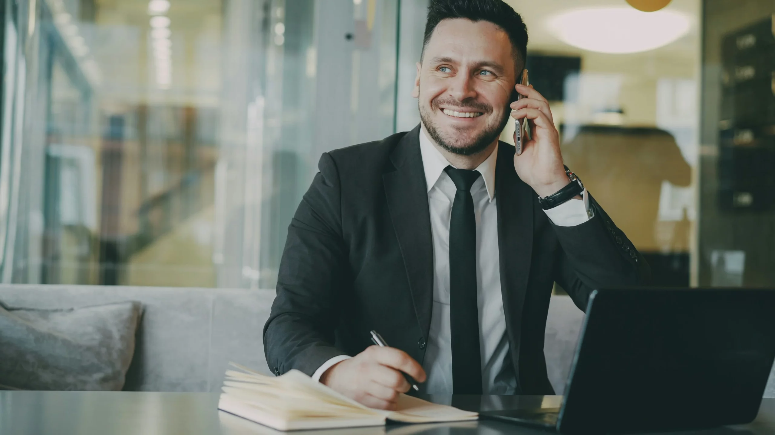 Commercial qui rappelle un prospect au bon moment grâce à la relance prospect automatisée